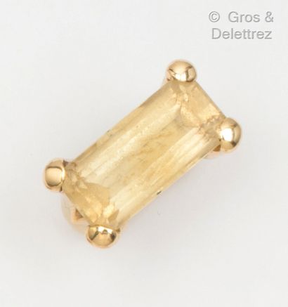null Yellow gold ring set with a rectangular citrine. Finger size : 56. Gross weight:...