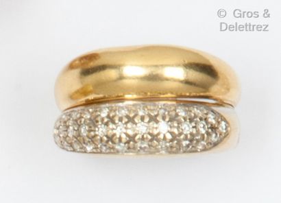 null A two-tone yellow gold ring with two gadroons, one paved with brilliant-cut...
