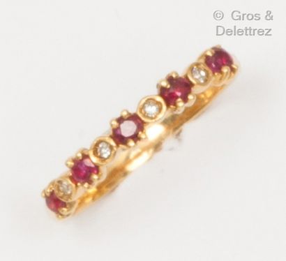 null Half wedding ring in yellow gold, set with rubies and diamonds. Finger size...