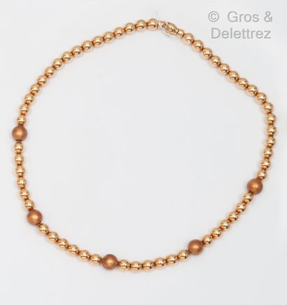 null Necklace made of a row of yellow gold pearls alternated with fantasy pearls....