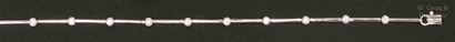 null Bracelet « Ligne » en or gris, orné de bâtonnets alternés de diamants taillés...