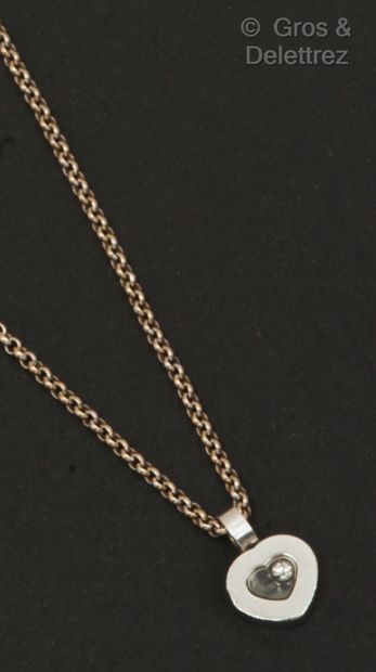 CHOPARD « Happy Diamond » – Collier pendentif en or gris à décor d’un cœur retenant...