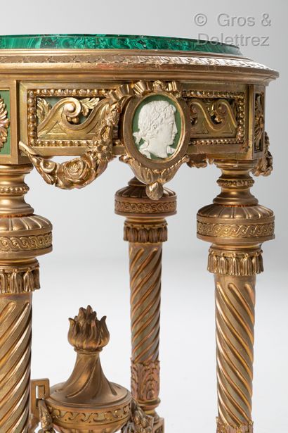 null Circular pedestal table in molded wood and stucco, richly carved and redecorated...