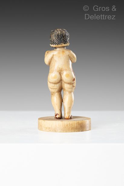 null Enfant Jésus en ivoire sculpté en ronde-bosse.

Indo-Portugais, XVIIe siècle

Hauteur...