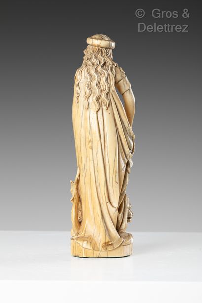 null Sainte Marguerite en ivoire sculpté en ronde-bosse.

XIXe siècle dans le style...