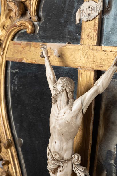 null Christ en ivoire sculpté

Haut. 33 cm

Sur une croix en bois doré fixée postérieurement...