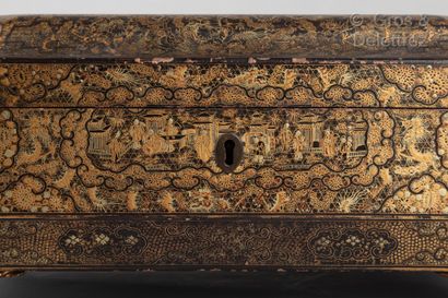 null CHINA, CANTON.

Important rectangular box with cut sides in lacquered wood with...