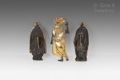 null Trois figures d’applique en bronze doré, fonte creuse, une représentant un Christ...