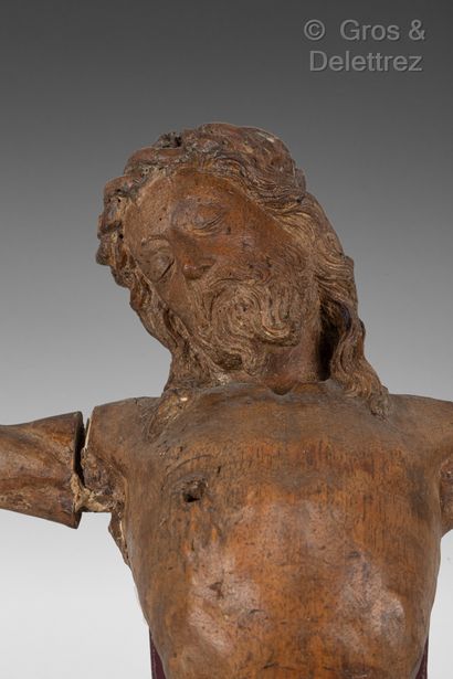 null Christ in carved and patinated wood.

18th century

Height : 61 cm. Acciden...