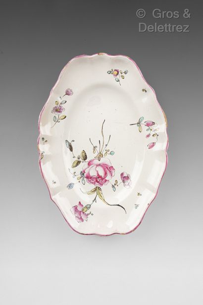 null STRASBOURG / LES ISLETTES

Polychrome earthenware dish with scalloped edges...