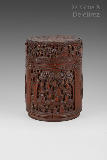 null Pot à tabac en bambou, sculpté de sages et oiseaux.

Chine, XXe siècle

H. 16...