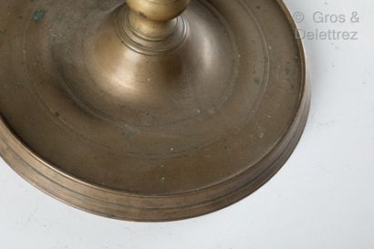 null Deux chandeliers en bronze, à deux bras de lumière, base circulaire avec inscriptions...