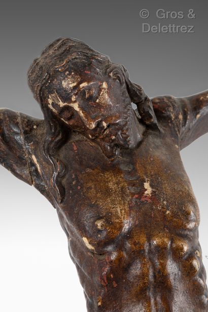 null Christ in carved and patinated wood. Head inclined on the right shoulder, bifid...