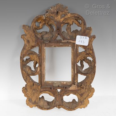 null A carved wood monoxyle frame decorated with openwork foliage.

Italy, 18th century

6...