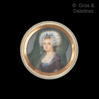 null Round ivory box decorated with a round miniature of a woman with a white and...