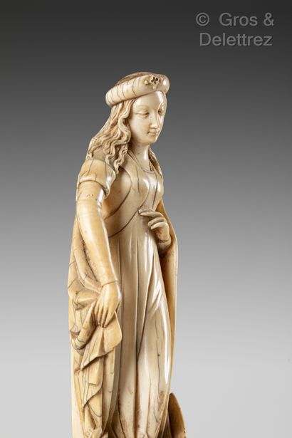 null Sainte Marguerite en ivoire sculpté en ronde-bosse.

XIXe siècle dans le style...