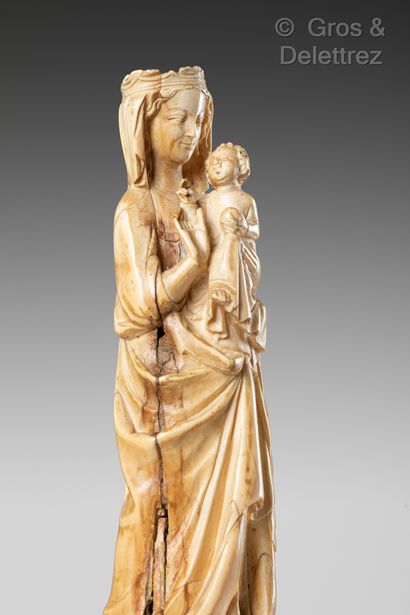 null Vierge à l’Enfant en ivoire sculpté en ronde-bosse.

XIXe siècle dans le style...