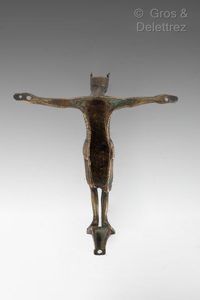 null Christ en bronze, fonte creuse, tête couronnée, bras à l’horizontal, cotes sous-mammaires,...
