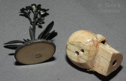 null Meeting of ten display objects:

- Three seals: 1 in wood and metal, 1 in wood...