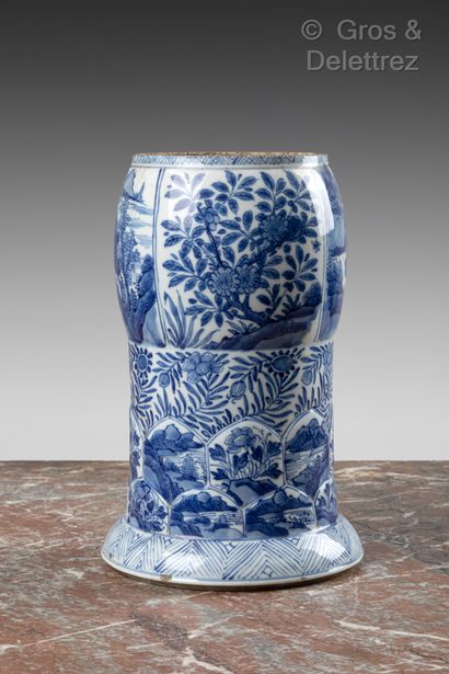 null CHINE

Base de vase en porcelaine moulée blanche décorée en bleu sous couverte...