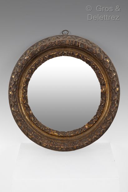 null Round frame in carved and gilded wood with mecca.

Naples XVIIth century

Diameter...