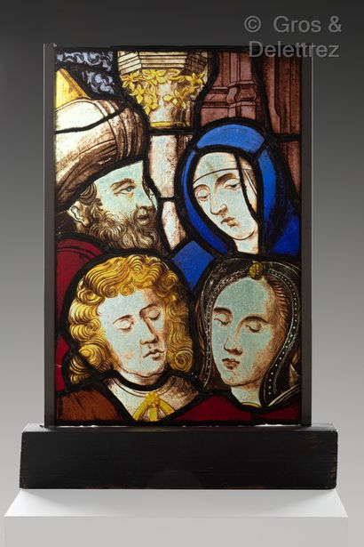 null Deux éléments de vitraux polychromes à décor de saints personnages en buste.

XVIe...