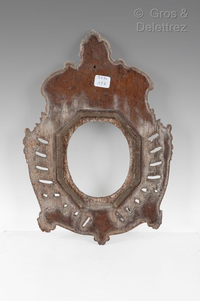 null Carved oak monoxyl frame with oval view and rocaille decoration.

19th century.

11...