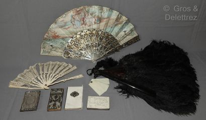 null Lot, comprising :

- a fan, the blades in mother-of-pearl, the gouache leaf...