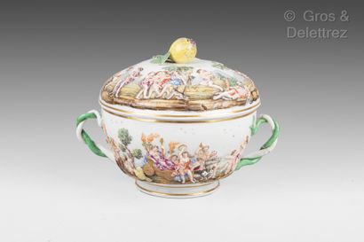 DOCCIA, XIXe siècle 
Boîte en porcelaine...