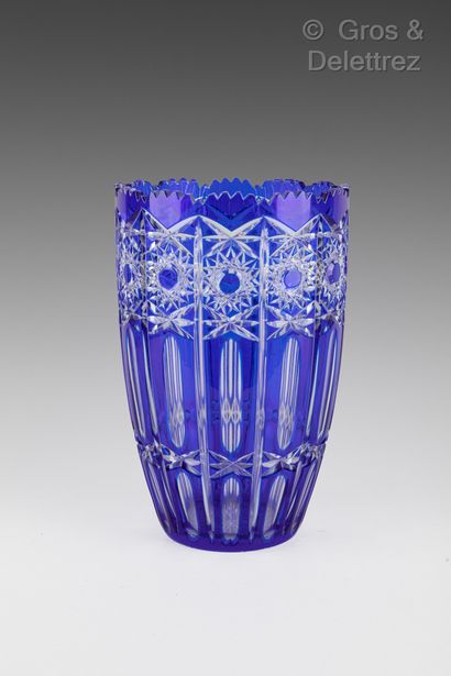 Vase en cristal de bohème doublé bleu 
Haut...