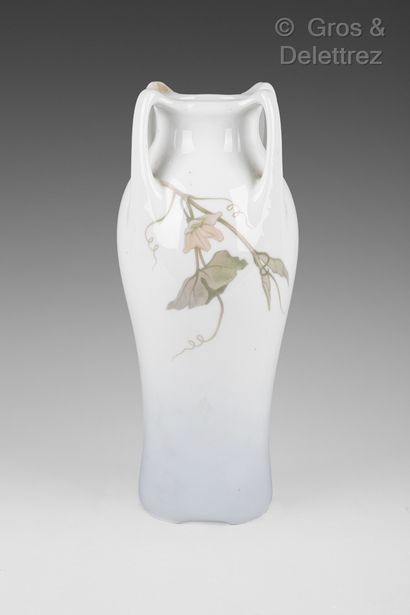 Vase en porcelaine à quatre anses décoré...