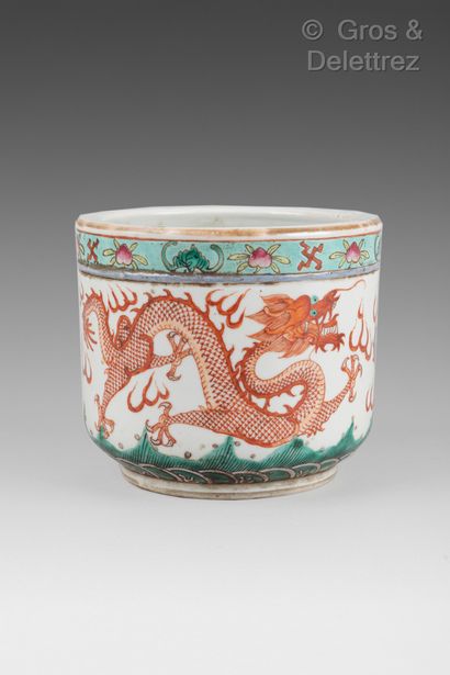 null Porcelain pot with coral and green enamelled decoration of dragons chasing the...