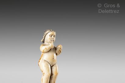 null Enfant Jésus en ivoire sculpté en ronde-bosse.

Indo-Portugais, XVIIe siècle

Hauteur...