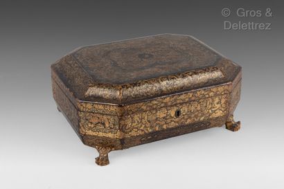null CHINA, CANTON.

Important rectangular box with cut sides in lacquered wood with...