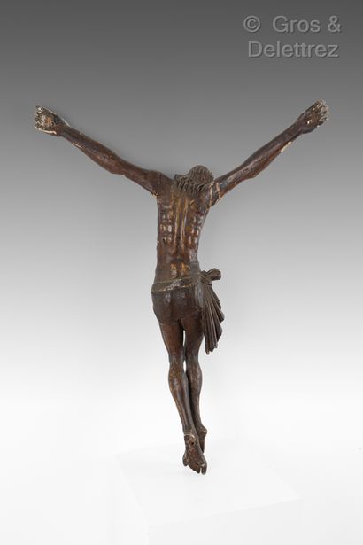 null Christ in carved and patinated wood. Head inclined on the right shoulder, bifid...