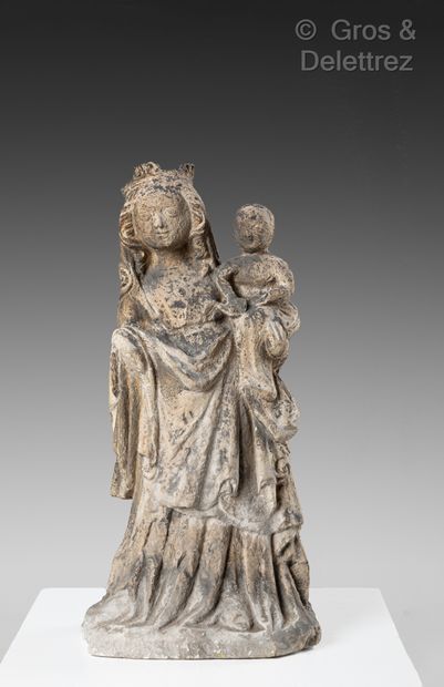 Vierge à l’Enfant en pierre calcaire sculptée....