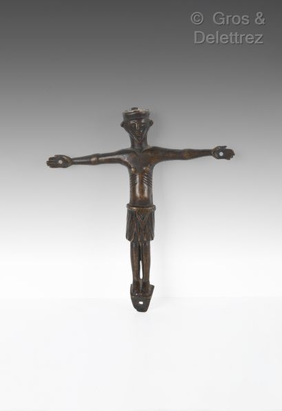 Christ en bronze, tête de forme triangulaire...