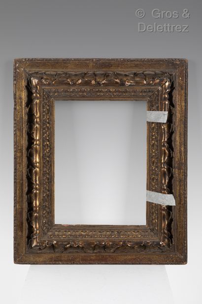 null Carved and gilded wood frame with stylized leaves.

Spain, 17th century

19,8...