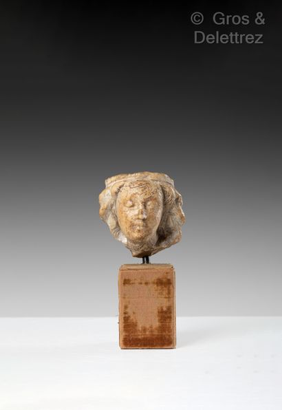 null Tête de Vierge en albâtre sculpté.

XIVe siècle

Hauteur : 7,5 cm

Soclée

(accidents...