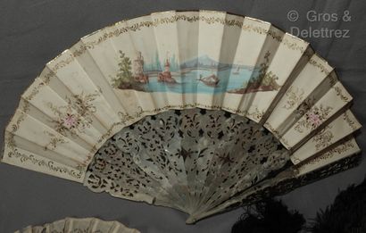null Lot, comprising :

- a fan, the blades in mother-of-pearl, the gouache leaf...