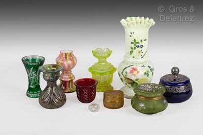 null 
Meeting of 13 pieces in glass, crystal and glass paste:




- Green glass biscuit...