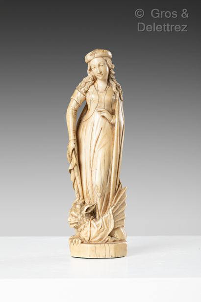 Sainte Marguerite en ivoire sculpté en ronde-bosse....