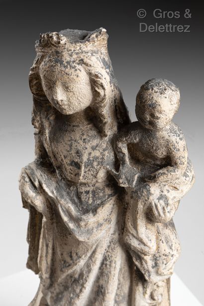 null Vierge à l’Enfant en pierre calcaire sculptée. Debout, tenant l’Enfant assis...