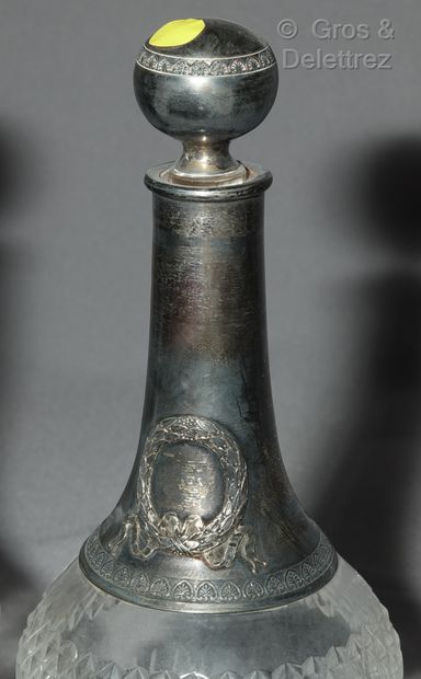 null Paire de carafons en cristal taillé à décor de cannelures et pointes de diamant,...