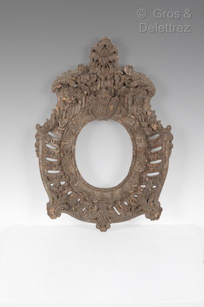 null Carved oak monoxyl frame with oval view and rocaille decoration.

19th century.

11...