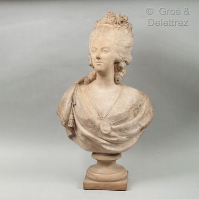 D’après Félix LECOMTE Buste en terre cuite figurant Marie Antoinette

Haut : 68 ...