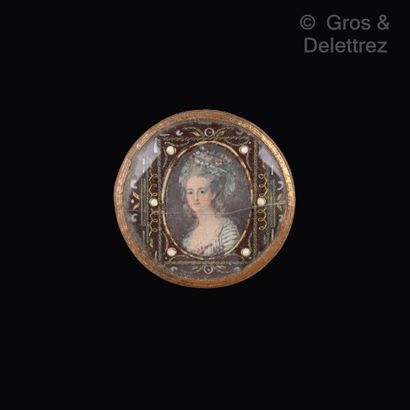 null Lot composed of an oval miniature representing a man with a blue frock coat...