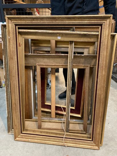  Set of nine modern giltwood frames. 
As is.
