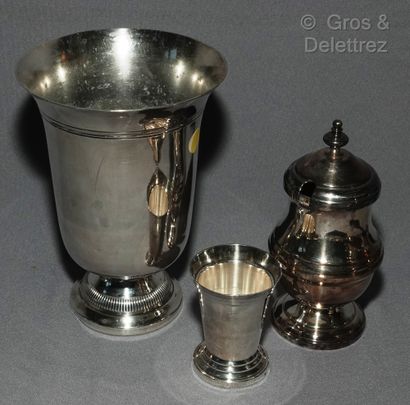 null Silvered metal lot:

- Medici vase-shaped refreshment stand with two handles...