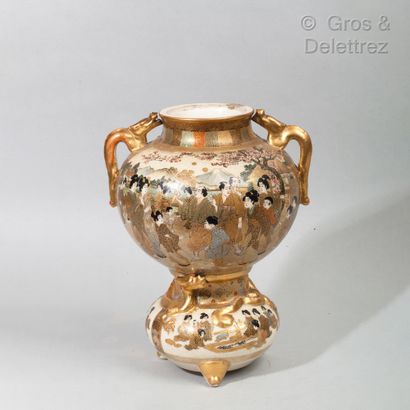 null Japon. Vase tripode à double balustre en faience de Satsuma à décor d’une fête...